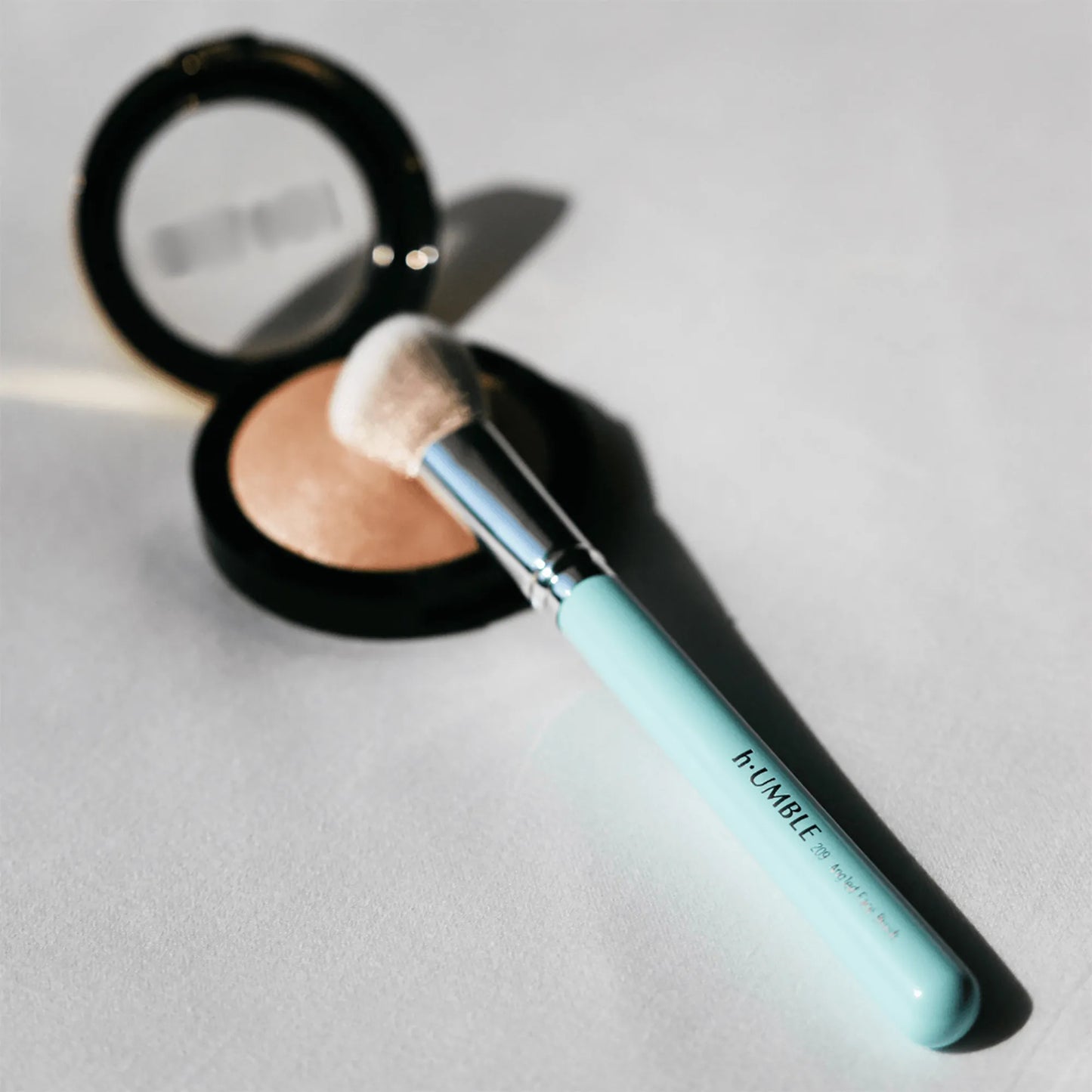 209 Angled Face Brush for Sculpting & Blending
